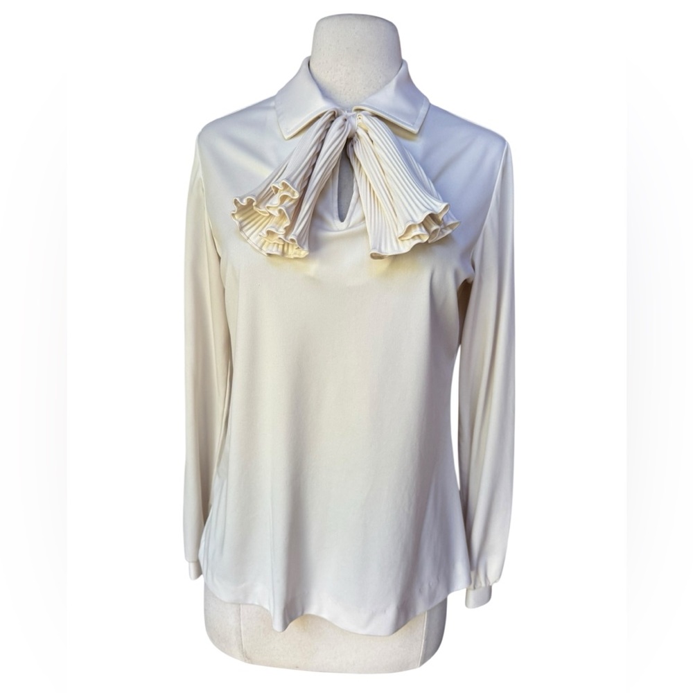 1970s Ivory Poly Pleated Snap On Tie-Neck Structured Ruffle w/Keyhole Beneath Bl